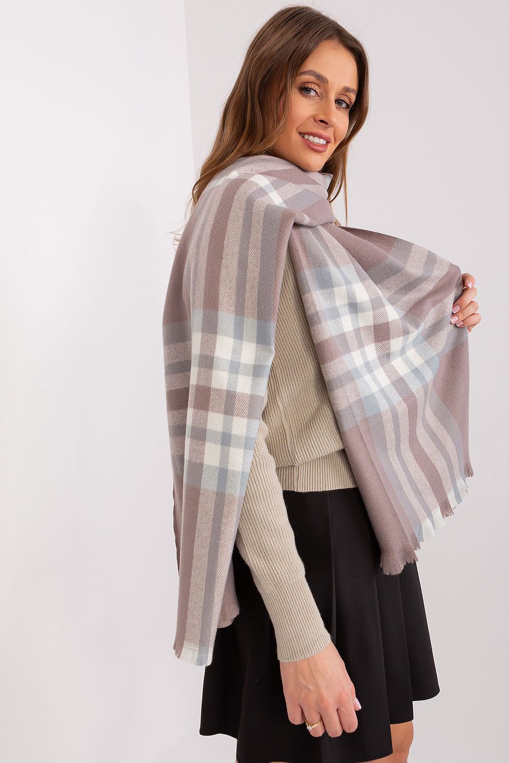  Shawl model 190568 AT 