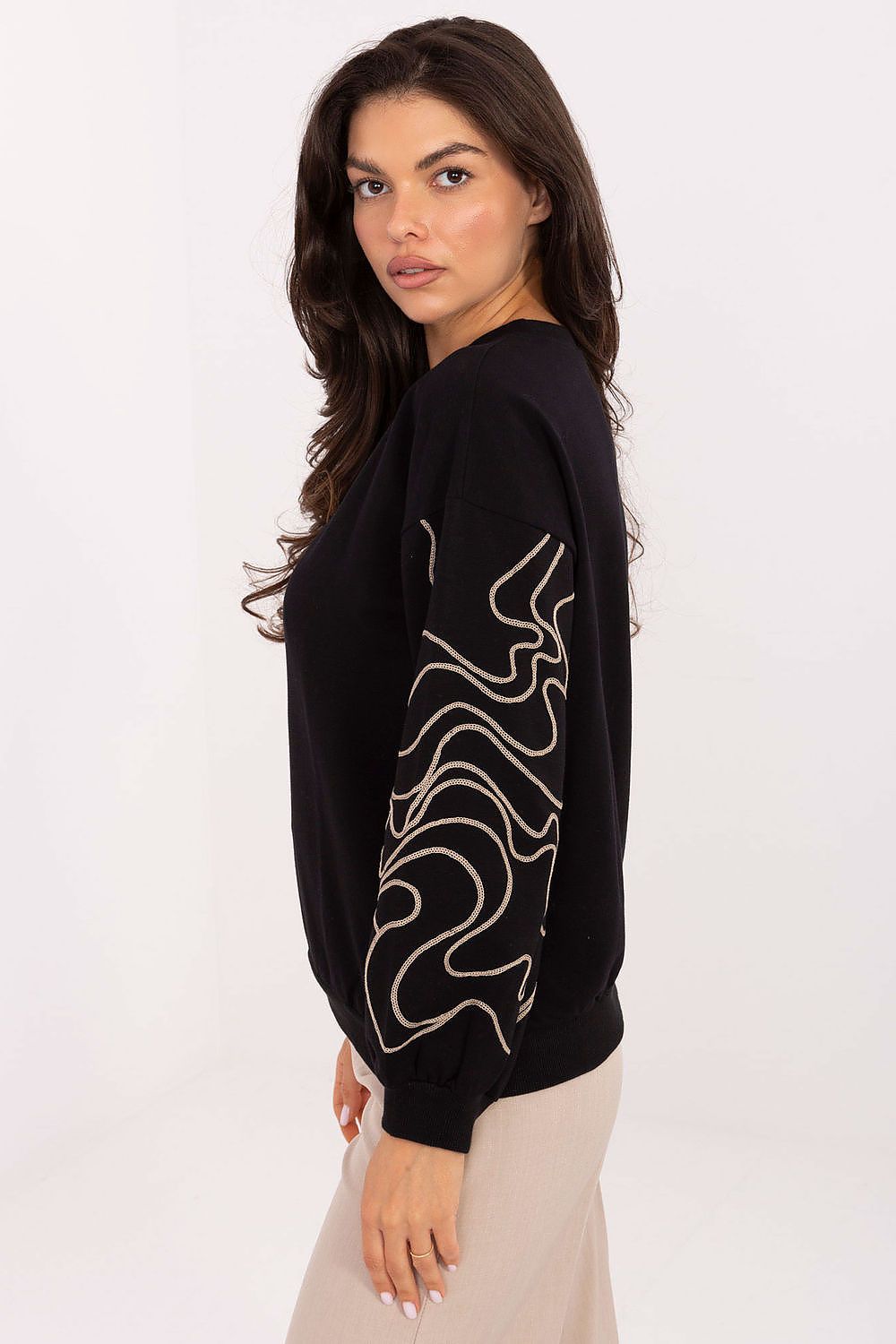  Sweatshirt model 218382 Relevance 